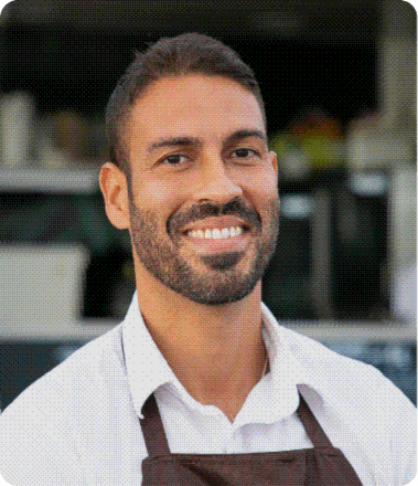 Un commerçant souriant dans sa boutique