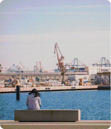 Une personne assise près du port